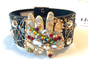 Bracciale rigido con strass neri, design unico.