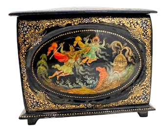 Sovjetunionen Palekh "Ruslan och Lyudmila" 5-sidigt handmålad förgylld lackerad papier-maché prydnadsask av Kozlov, 1993 Ryssland