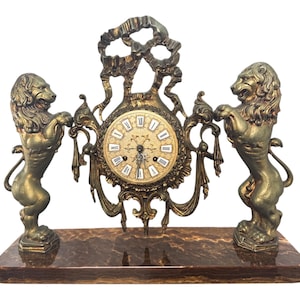 Franse Empire mechanische melodie verguld brons Medici Lion Guardians marmeren voet pendule 19c Frankrijk