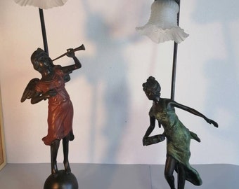Par de lámparas de bronce antiguo de 29" Ángel trompeta y cesta de flores para niña, Art Nouveau