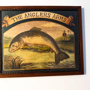 Anglers Arms Fish Angielski Pub Hotel Znak Cartel Druk Drewniana rama Szklana osłona Anglia Midcentury