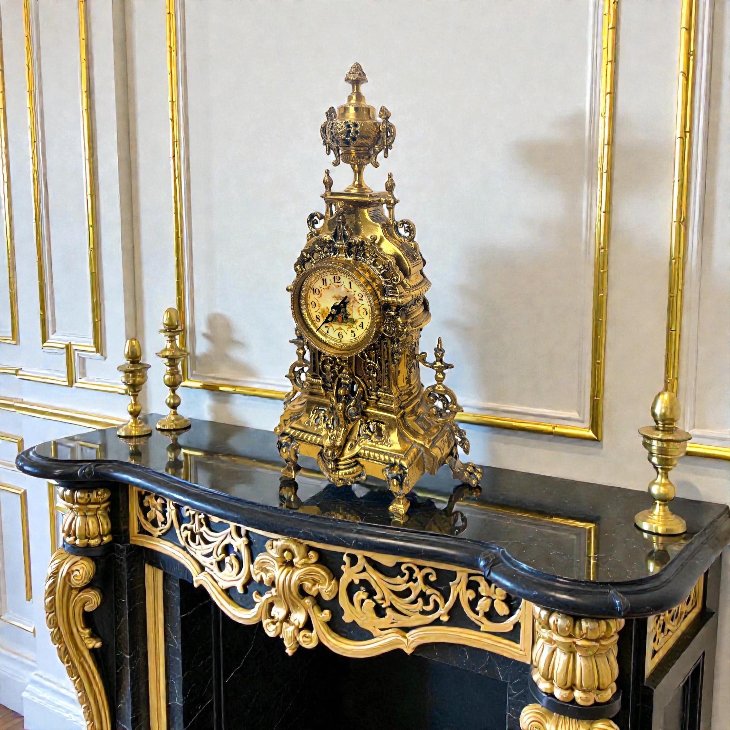 Petit cartel ancien style Louis XV rococo . Pendule Horloge murale doré