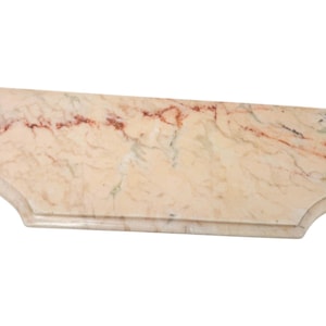 Estante de lujo con tapa de mármol y elaboradas tiras naturales en tonos rosa y gris para mesa consola de bronce, 79 x 30 cm, estilo mediados de siglo, Italia.