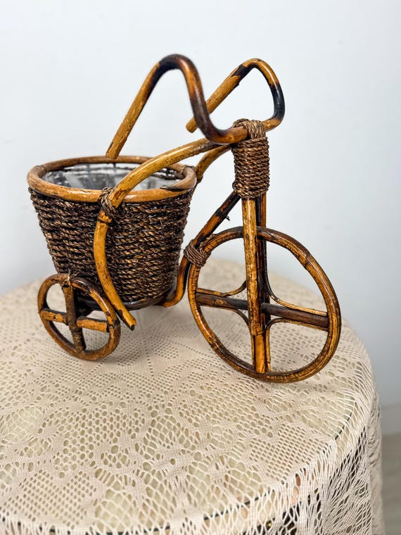 Rustikaler Rattan-Blumenkorb im Dreirad-Stil, geflochten, Midcentury-Vintage