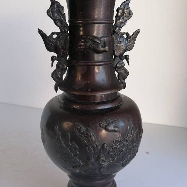 Ancien vase japonais Meiji en bronze du XIXe siècle, fleurs, oiseaux, patine sculptée en relief avec supports