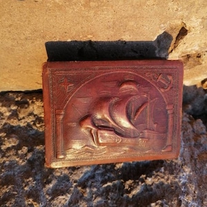 Caja de madera española de 6" de cuero repujado "La Santa María" Barco Colón de 1492、hecho a mano en España、vintage de Mid de siglo