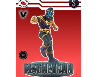 Puede incluir: Una figura en miniatura pintada de negro y dorado de un superhéroe que lleva un casco con una visera azul. La figura está de pie sobre una base redonda con la palabra "MAGNETRON" impresa en ella. La figura está etiquetada con una "V" y un signo de dólar. La figura tiene un valor de 30 puntos.