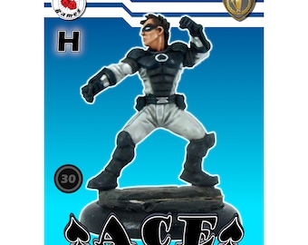 Puede incluir: Una figura en miniatura en blanco y negro de un superhéroe con una máscara negra y un traje blanco. La figura está en una postura de lucha con un brazo levantado. La figura está de pie sobre una base negra con la palabra "ACE" impresa en blanco. La figura está etiquetada con la letra "H" y el número "30".
