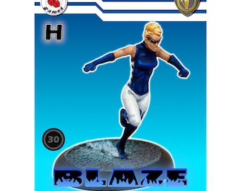 Puede incluir: Una figura en miniatura de superhéroe femenina azul y blanca con una capa azul y un traje azul y blanco. La figura está de pie sobre una base negra con un efecto de agua azul. La figura está etiquetada como "BLAZE" y "H 30".