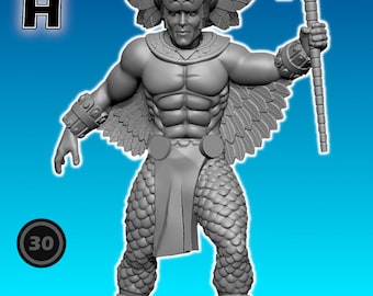 Puede incluir: Una figura en miniatura de plástico gris de un guerrero serpiente emplumado sosteniendo un arma. La figura está de pie sobre una base con las palabras "Kukulkan Kitbash" y "Copyright © 2024 Kitbash Games".