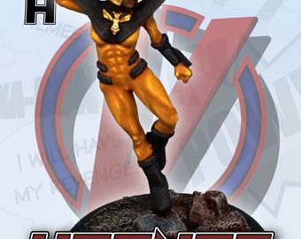 Puede incluir: Una figura en miniatura pintada de un superhéroe llamado "Hornet" que lleva un traje amarillo y negro. La figura está en una pose de acción dinámica con un brazo levantado. La figura está de pie sobre una base negra con las palabras "Hornet" y "Pintado por Ten NoBushi" impresas en ella.