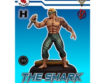 Puede incluir: Una figura en miniatura pintada de un hombre que lleva pantalones de escamas verdes y azules, una máscara verde y sostiene una daga. La figura está de pie sobre una base redonda. El texto "THE SHARK" está escrito en letras grandes debajo de la figura. El texto "Painted by Ten NoBushi" y "Copyright © 2023 Kitbash Games" están escritos debajo del título.