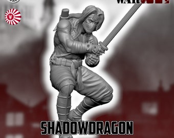Puede incluir: Una figura en miniatura de plástico gris de un guerrero ninja sosteniendo una espada. La figura está en posición de combate. La figura está etiquetada como "Shadowdragon" y "Copyright © 2021 Kitbash Games".