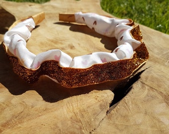 haarband met witte hartjesstof en gouden glitterlint.