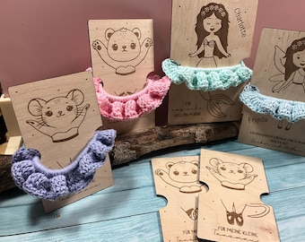 Coleteros tejidos a crochet con placas de madera, cono escolar personalizado, regalo de recuerdo para fiesta, regalo de cumpleaños infantil