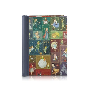 Op de afbeelding: Een hardcover boek met een blauwe rug en een kleurrijke omslag met illustraties van sprookjesfiguren. De omslag is verdeeld in genummerde vierkanten, elk met een andere afbeelding. Het boek heeft een feestelijk thema.