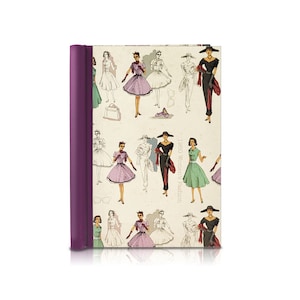 Op de afbeelding: Een paars gebonden notitieboek met een vintage ontwerp met vrouwen in de mode van de jaren 1960. De omslag heeft een witte achtergrond met illustraties van vrouwen die jurken, hoeden en handschoenen dragen. De tekst "1960 Women's Fashion" is op de omslag gedrukt.