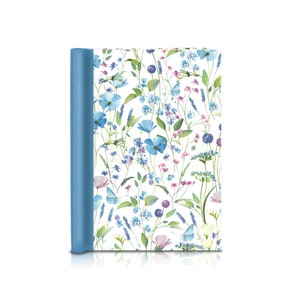 Könnte beinhalten: Ein Notizbuch mit blauem floralem Muster und blauem Rücken.