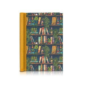 Könnte beinhalten: Ein gelbes, stoffbezogenes Tagebuch mit einem blauen Bücherregal-Muster. Das Bücherregal ist gefüllt mit bunten Büchern und Topfpflanzen.