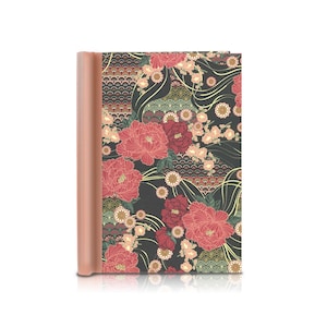 Könnte beinhalten: Ein rechteckiges Notizbuch mit einem floralen Muster aus roten Pfingstrosen und pfirsichfarbenen und weißen Blüten auf schwarzem Hintergrund. Der Buchrücken ist in einem gedämpften Rosaton gehalten. Das Cover hat ein japanisch inspiriertes Muster.