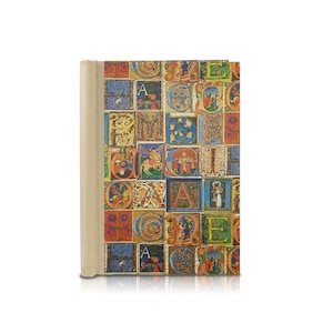 Könnte beinhalten: Ein Buch im Vintage-Stil mit einem farbenfrohen Umschlag, der ein Muster aus mittelalterlichen Buchstaben und Illustrationen zeigt. Der Umschlag ist ein Patchwork aus Quadraten mit verschiedenen Buchstaben und Szenen, alle in Rot-, Blau-, Grün- und Goldtönen.