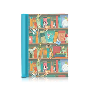 Puede incluir: Un cuaderno azul con una ilustración colorida de una estantería llena de libros y personajes de cuentos de hadas. El texto "Little Red Riding Hood" es visible en la portada.