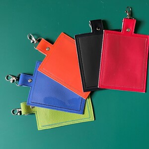 Può includere: Cinque portachiavi colorati con tessuti e cuciture di diversi colori. I portachiavi sono in pelle e hanno un anello di metallo per attaccare le chiavi.