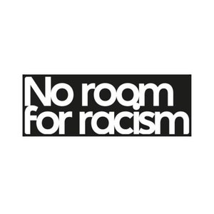 Könnte beinhalten: Schwarzweißes Grafik mit dem Text "No room for racism" in weißen Buchstaben auf schwarzem Hintergrund.