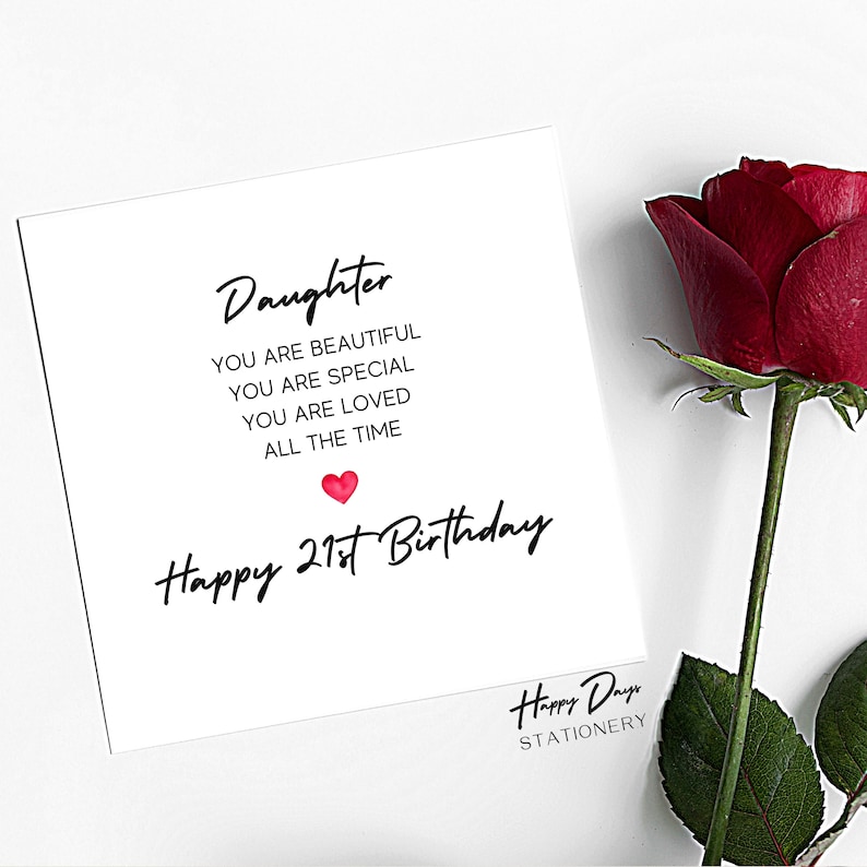 K&ouml;nnte beinhalten: Eine wei&szlig;e Karte mit schwarzem Text, der "Daughter You are beautiful You are special You are loved All the time" mit einem roten Herzen lautet. Der Text "Happy 21st Birthday" ist in Schwarz unter dem Herzen geschrieben. Der Text "Happy Days Stationery" ist in Schwarz unten auf der Karte geschrieben.