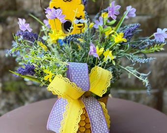 Bloemstuk | Hommel middelpunt | Lavendel en geel tafeldecor | Lentedecor boerderij