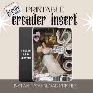 Può includere: Inserto per eReader stampabile con estetica vintage. Il design presenta una donna in abito bianco, un serpente e il testo "WAHWARD HEARTS BOOK CLUB". Include il testo "9 TAGLIE A4 & LETTER!" e "DO IT FOR THE PLOT."