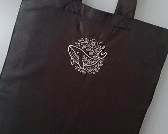 Bolsa de mano con ballena azul bordada: arte floral minimalista, 100 % algodón