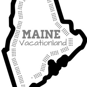 Op de afbeelding: Een zwart-witte omtrek van de staat Maine met een gestippeld patroon erin. De tekst "MAINE Vacationland" staat in grijs onder de omtrek.