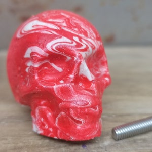 Bouton tête de mort effet marbre rouge : décoration d'intérieur gothique, filetage 30 mm