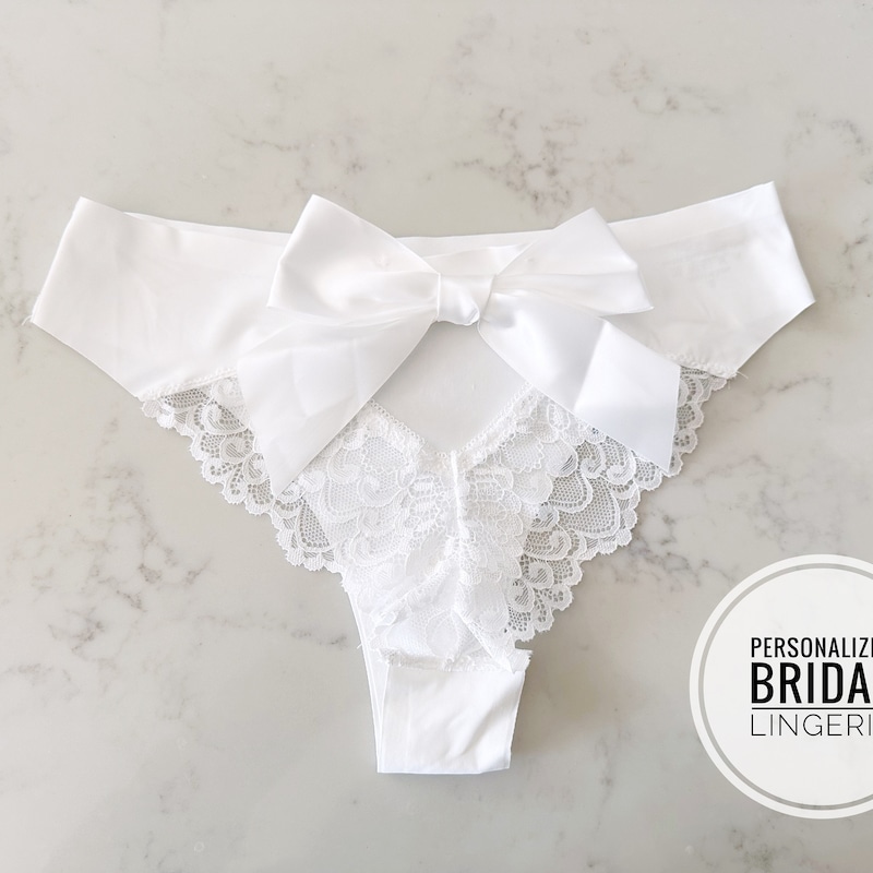 Personalisierte Weiße Spitze Satin Braut Dessous Thong Unterwäsche Unterwäsche Hochzeitstag Robe Junggesellinnenabschied Bestes Brautparty Geschenk Valentinstag