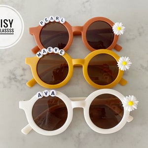 Floral Daisy Girls Nom personnalisé Premium Protection UV400 Lunettes de soleil Tout-petits Enfants bébés Cadeau d'anniversaire avec étui en cuir Sac cadeaux