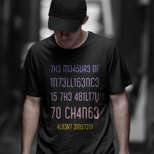 Puede incluir: Una camiseta negra con un estampado gráfico de una serie de números y la palabra "CHANGES" en un degradado de morado y amarillo.