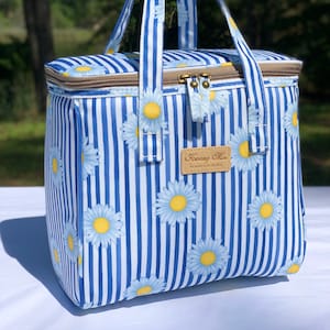 Blue Daisy Insulated Lunch Bag for Women,Reusable Lunch Cooler for School,Office,Picnic,Outdoors,Premium Waterproof Fabric,Ideal Floral Gift