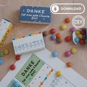 Może przedstawiać: Małe, kolorowe pudełka z nadrukowanym niemieckim wyrażeniem "DANKE für eine tolle & bunte Zeit!". Pudełka są ozdobione kropkami i rzędem dzieci trzymających się za ręce. Rozrzucone cukierki dodają koloru.