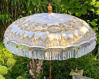 Parasol indonésien traditionnel blanc avec imprimé doré | Style bohème | Style balinais | Style Ibiza | décoration de jardin | 2 mètres