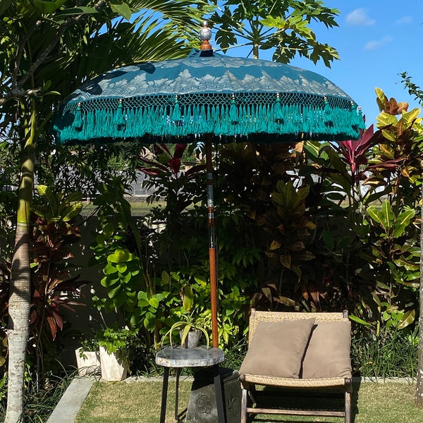 Dunkelgrüner traditioneller indonesischer Sonnenschirm | Boho-Stil | Bali-Stil | Ibiza-Stil | Gartendekoration | Hergestellt aus Bambus und Baumwolle