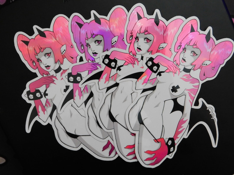 Peut inclure: Une planche d'autocollants avec un motif r&eacute;p&eacute;t&eacute; d'un d&eacute;mon f&eacute;minin de dessin anim&eacute;. Le d&eacute;mon a des cheveux roses, des cornes et un collier noir. Le corps est blanc avec des flammes roses et des accents noirs. Sur fond noir.