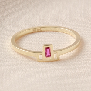 Bague rubis baguette en or 14 carats, bague pierre de naissance et diamant avec lunette, bague pierre gemme rouge rectangle