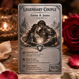 Puede incluir: Una tarjeta metálica rectangular con el texto LEGENDARY COUPLE, Emma & James y 02.08.2024. La tarjeta muestra una ilustración de una pareja con atuendo de fantasía, un icono de escudo y texto sobre Unbreakable Bond, Shared Strength y Forever Together.