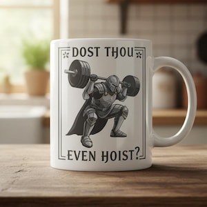 Może przedstawiać: Biały ceramiczny kubek z ilustracją rycerza podnoszącego ciężary. Rycerz jest w zbroi i podnosi sztangę. Kubek ma napis "DOST THOU EVEN HOIST?" w ozdobnej ramce.
