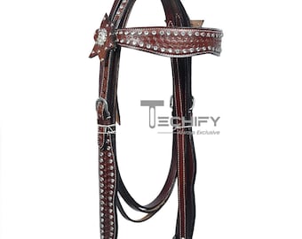 Conjunto de cabezada y pechera de cuero marrón estilo western con conchos en forma de estrella y detalles de cristal.