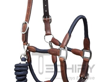 Cabezada de caballo de cuero marrón con cordón de nailon azul, ajustable y resistente.