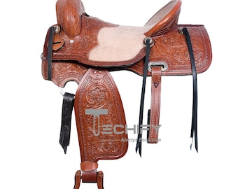 Silla de montar de cuero tallada a mano: asiento de barril color marrón claro con cabezada y petral.