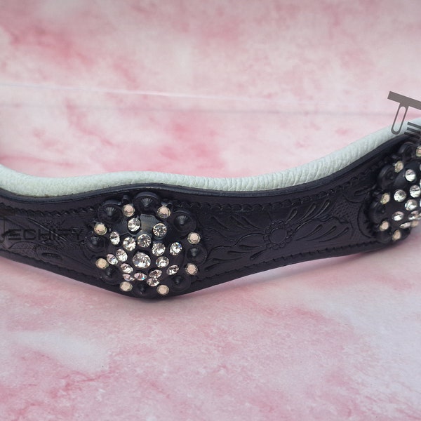 Handgefertigter Western-Stirnband aus schwarzem Leder, traditionelles geschnitztes Blatt-Design, silberne Strass-verzierte schwarze Metall Conchos, Wellen-Stil Polsterung