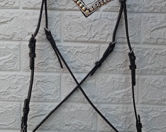 Brida de cuero sin bocado para caballo: frontalera de cristal, riendas de cincha.